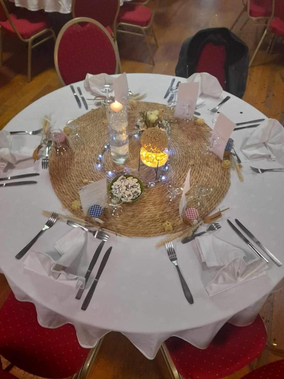 Hotel Restaurant Le Cygne Conches-en-Ouche المظهر الخارجي الصورة