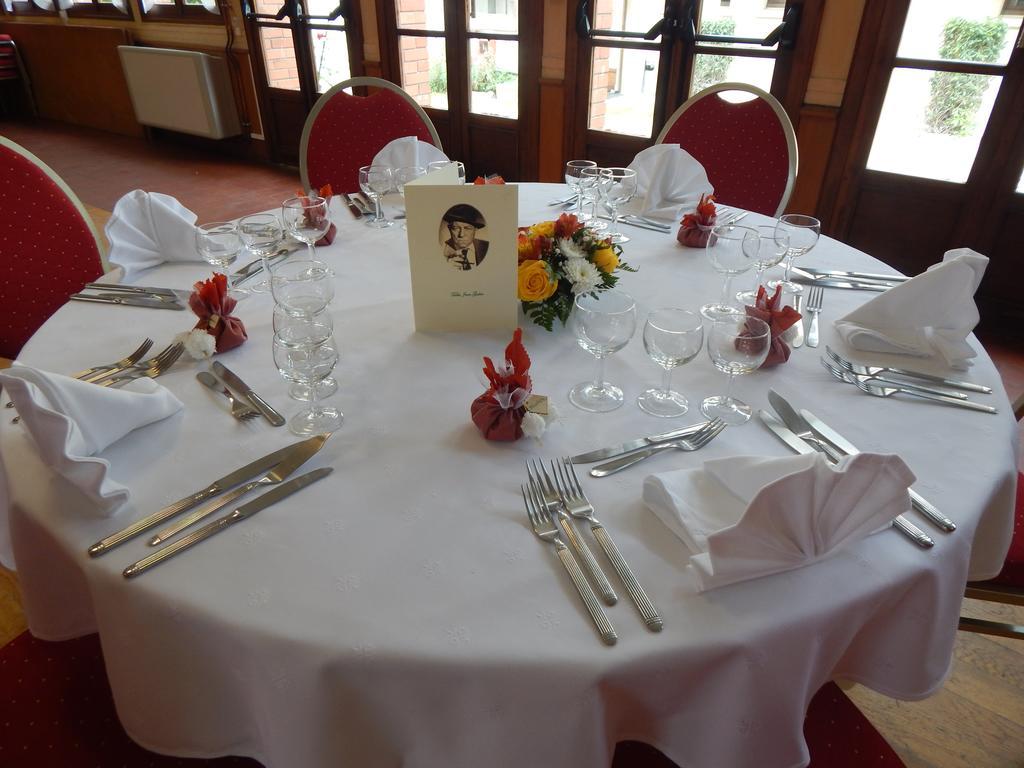 Hotel Restaurant Le Cygne Conches-en-Ouche المظهر الخارجي الصورة