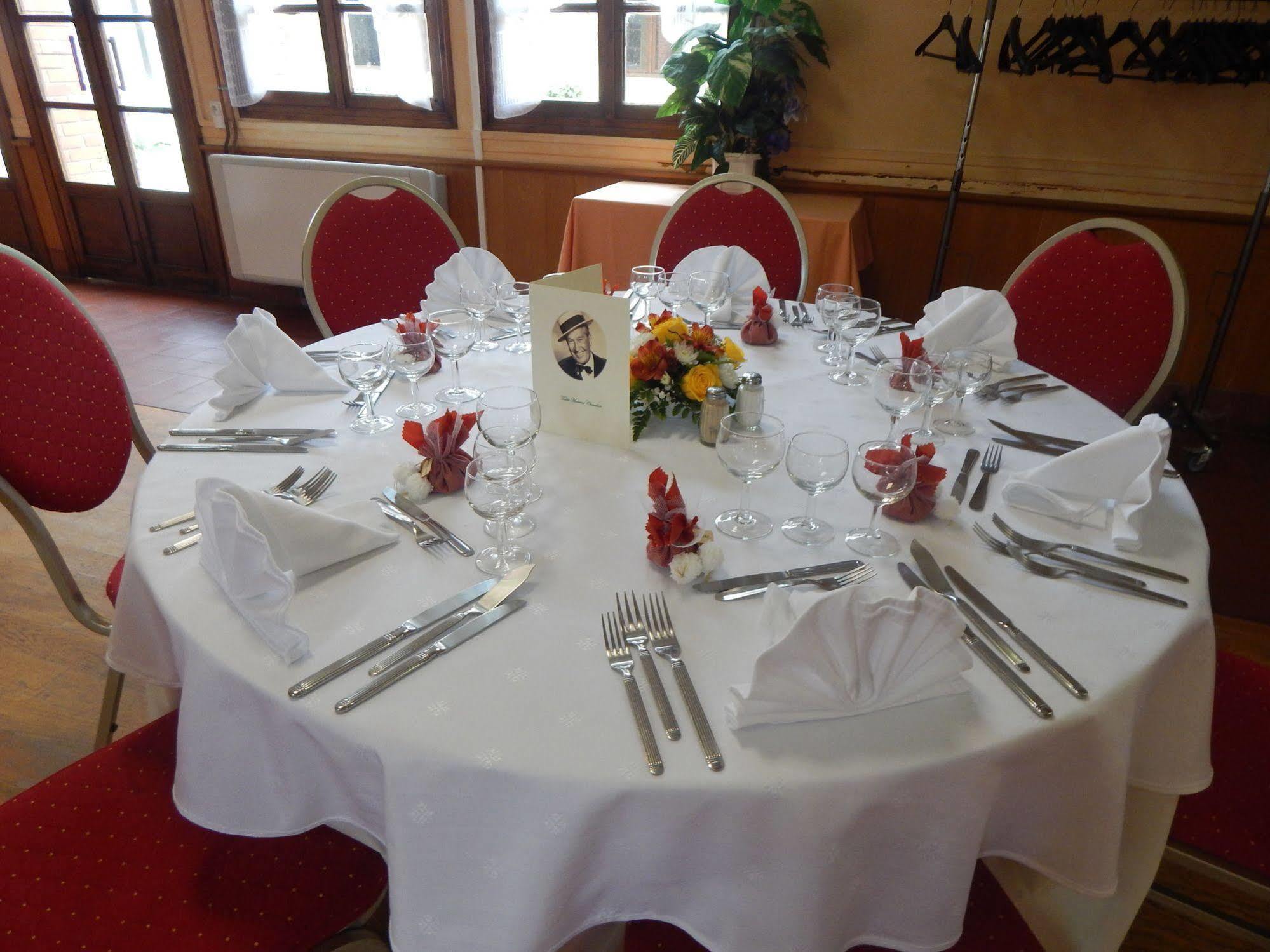 Hotel Restaurant Le Cygne Conches-en-Ouche المظهر الخارجي الصورة